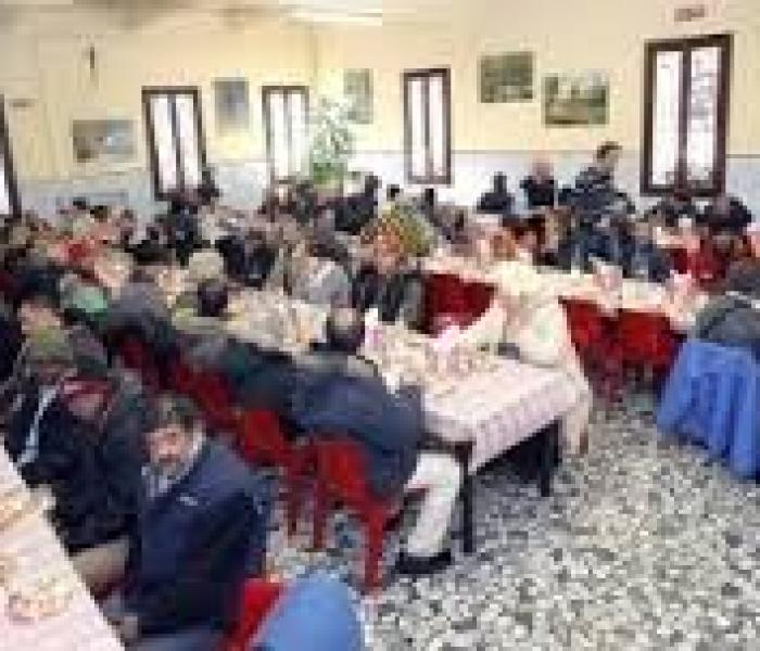 Sindaco contro le cucine popolari e consigliera contro il vescovo