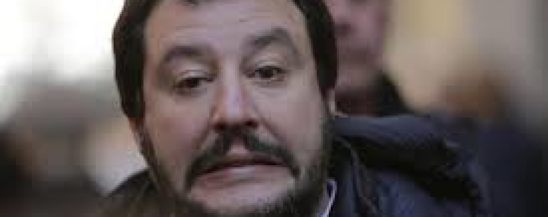 Salvini il padrone con il guinzaglio
