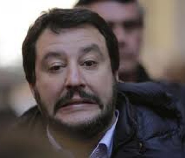 Salvini il padrone con il guinzaglio