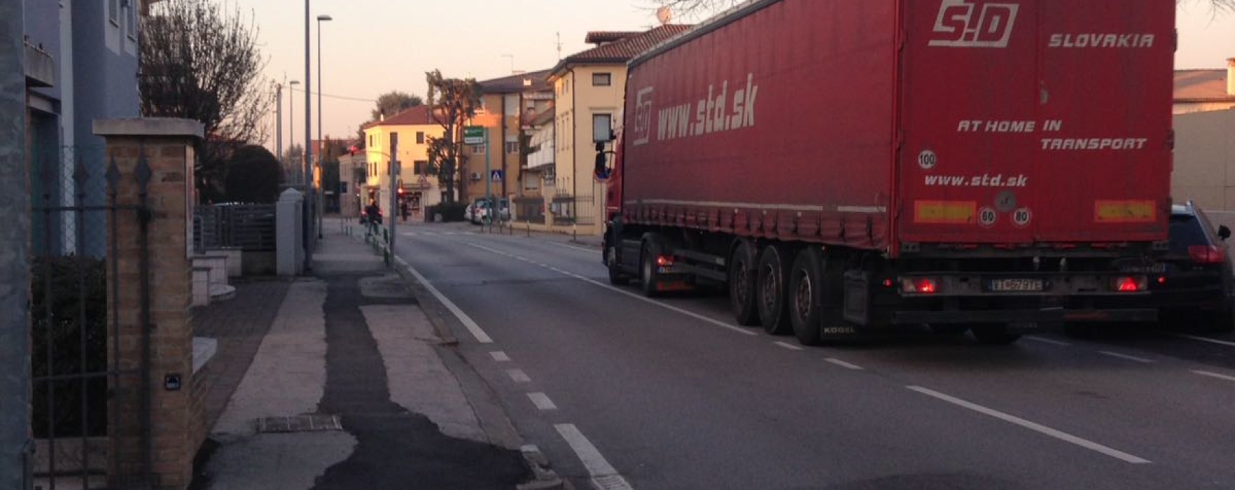 Camin: corrono imperterriti i camion per il centro