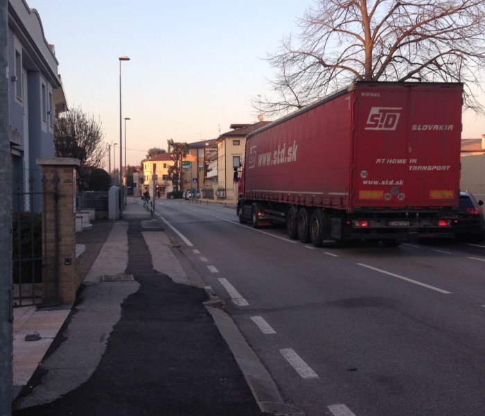 Camin: corrono imperterriti i camion per il centro