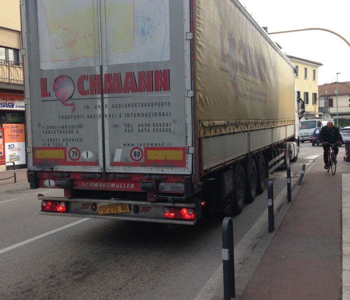 Camin: corrono imperterriti i camion per il centro