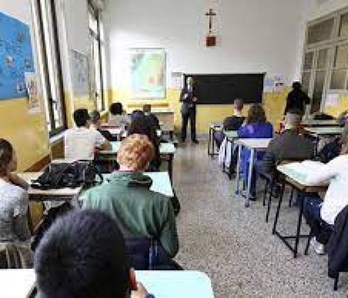 Costituzione e 100 euro agli studenti